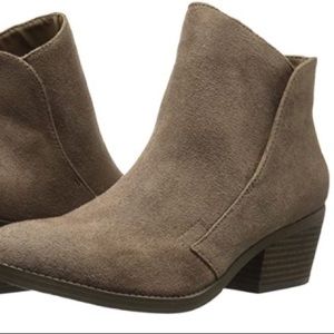 Madden Girl Boloo Ankle Bootie Taupe
Size 6.5